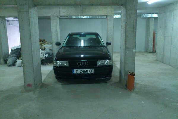 Audi sombre dans un garage en béton
