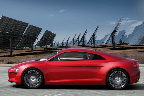 Voiture Audi côté rouge sur le terrain avec des panneaux solaires