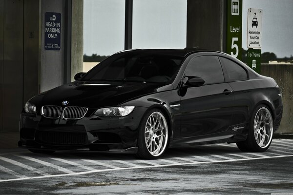 BMW M3 negro en el estacionamiento