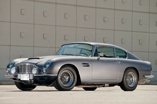 Английский автомобиль Aston Martin