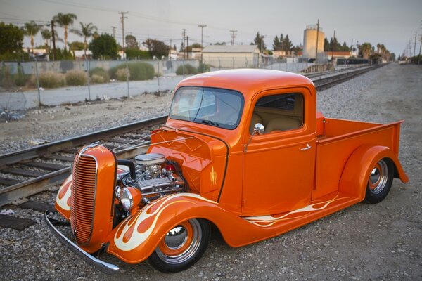 Clásico camión naranja Hot Rod