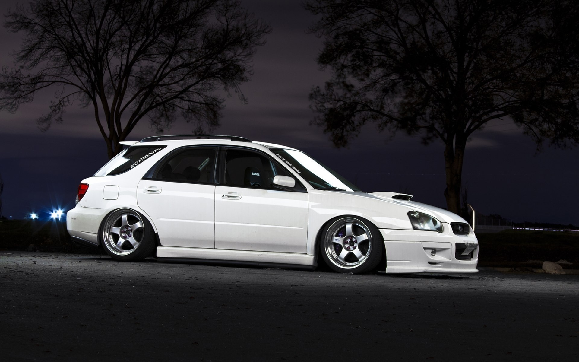 coche blanco subaru impreza