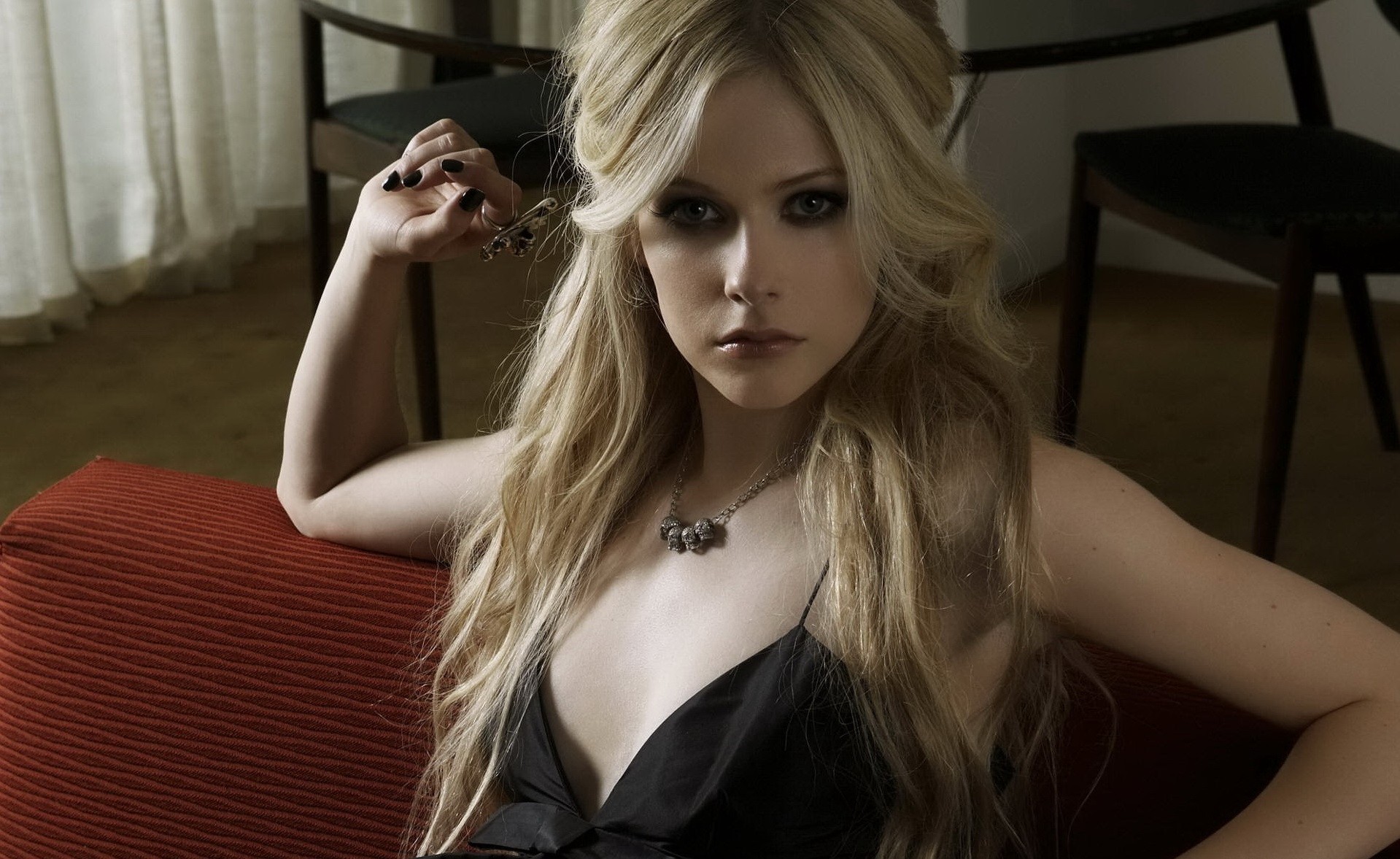 avril lavigne on the couch black lacquer