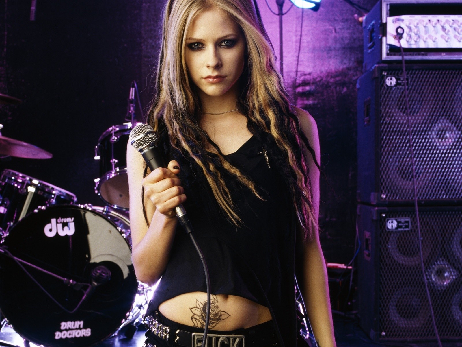 avril lavigne microphone stage column