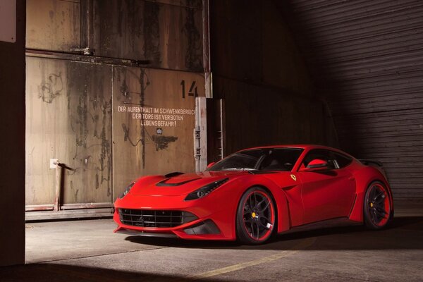 Ferrari rojo en el garaje