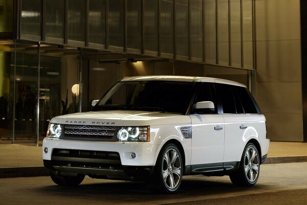 Coche blanco land rover