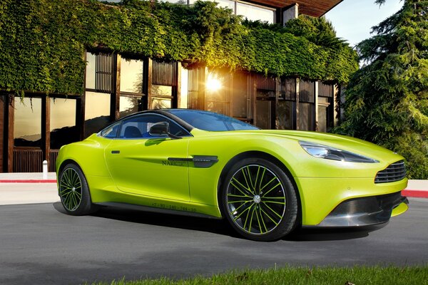 Coche verde en el fondo de la casa británica