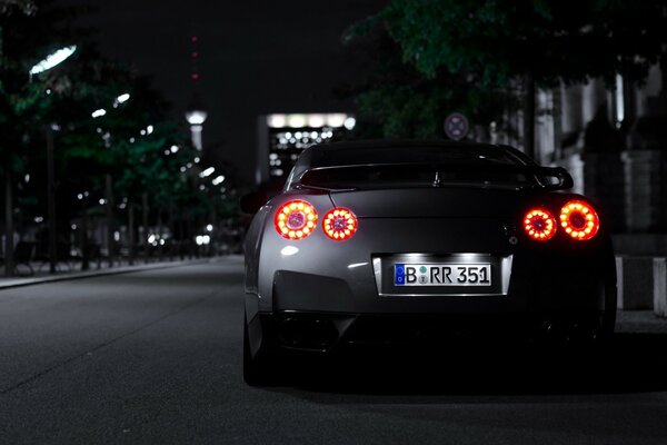 Nissan sombre dans la ville de nuit