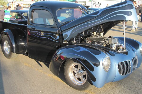 Blau-schwarzer Pickup-TRUCK mit offener Motorhaube