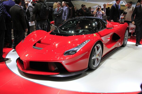 Sportlicher roter Ferrari auf der Automesse