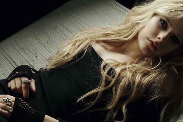 Avril Lavigne liegt auf dem Boden und ruht sich aus