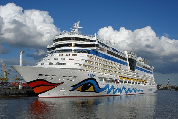 Grand bateau à trois ponts avec visage