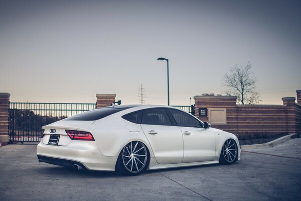 Blanc Audi se dresse sur le béton