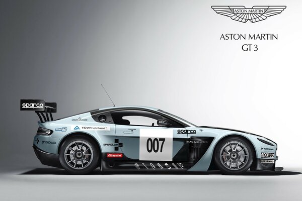 Sportowy Aston Martin niebieski