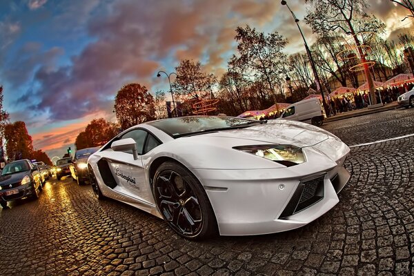 Dans la soirée, une Lamborghini sportive italienne a été découverte dans la rue