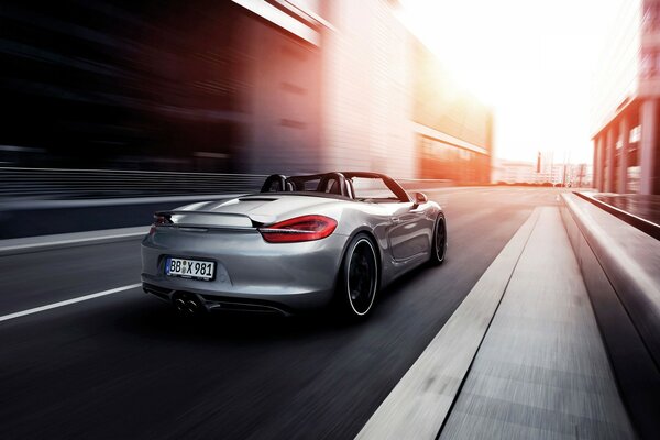 Un Porsche blanco recorre la ciudad