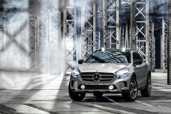 Mercedes Benz di colore grigio di quinta generazione sullo sfondo dell impalcatura