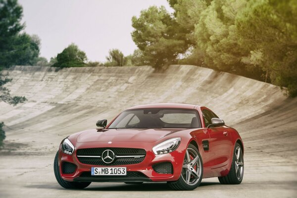 Mercedes sportiva rossa in pista