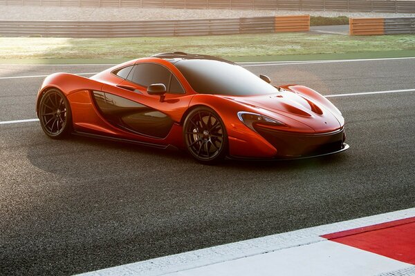 Supercar rouge McLaren sur la piste