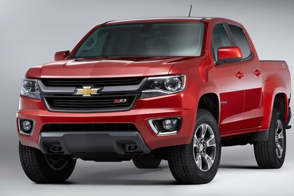 Pick-up Chevrolet rouge sur fond gris