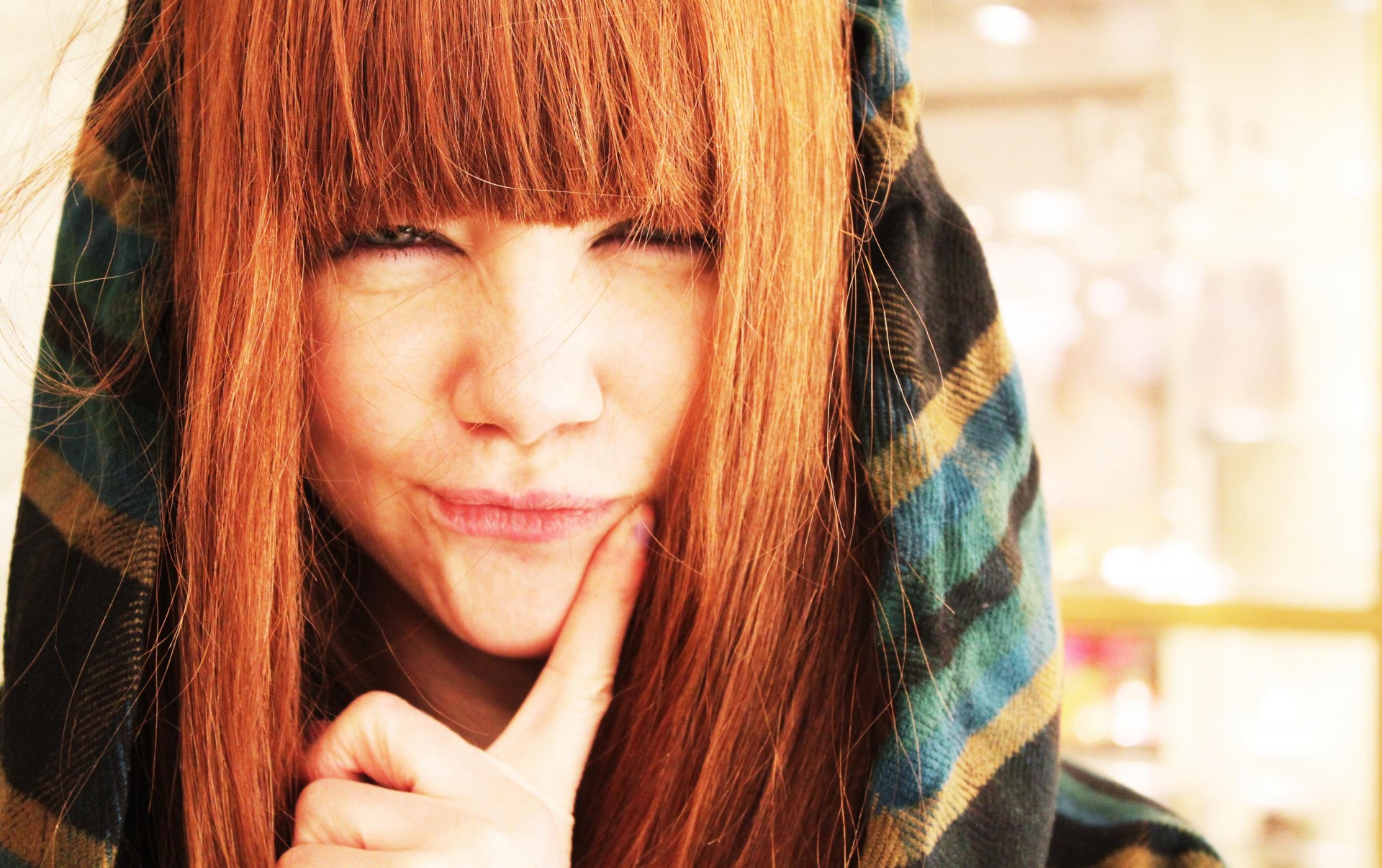 rousse sourire capuche