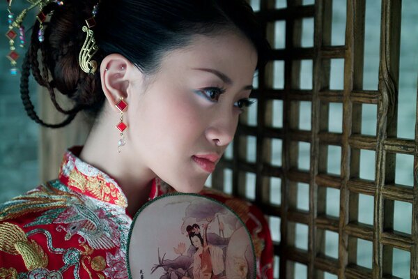 Belle femme chinoise avec un ventilateur