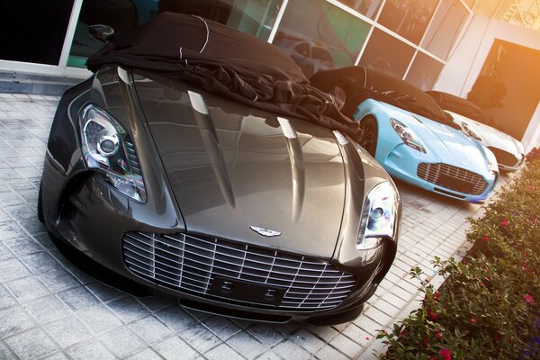 Défilé de la nouvelle Aston Martin de différentes couleurs