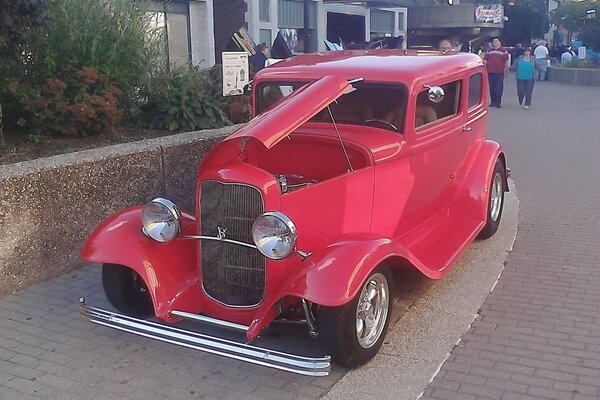 Classique vieille voiture de couleur rouge