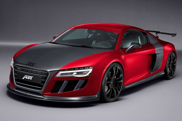 Audi rouge sur fond gris