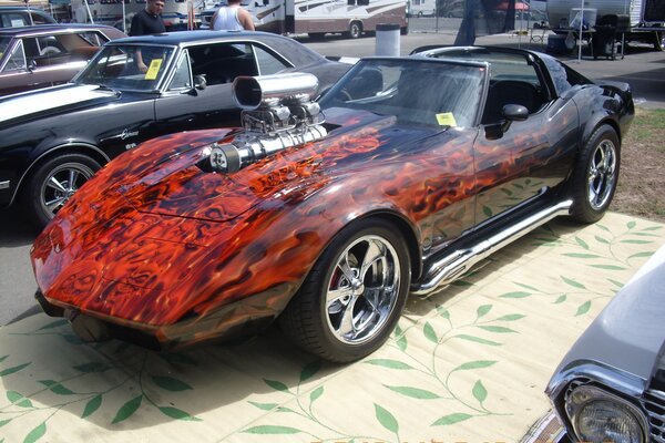 Hermosa Corvette con fuego en el capó