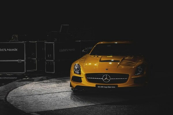 Żółty Mercedes Benz SLS AMG Coupé w ciemności