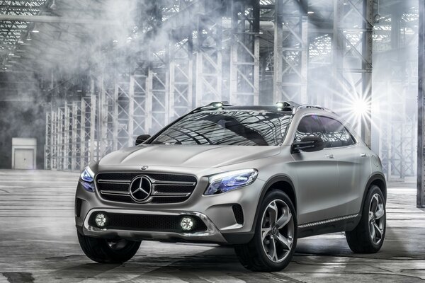 Mercedes crossover gris dans la salle de production