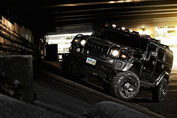 SUV Hummer noir avec phares allumés