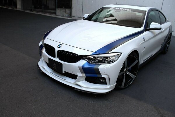 Voiture de sport BMW tuning en blanc et bleu