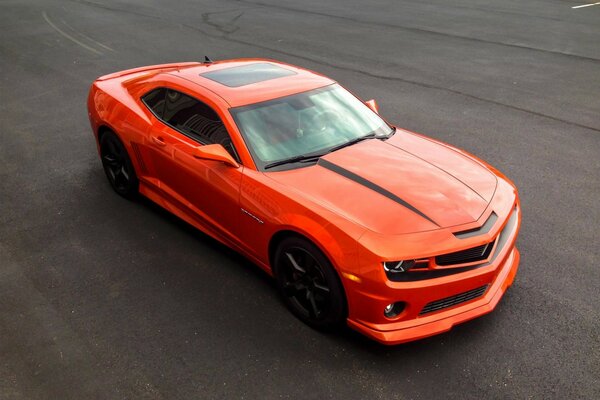 Orange Chevrolet Camaro sur la piste