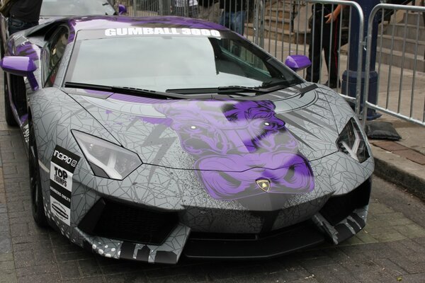 Lamborghini Aventador mit violetter Färbung