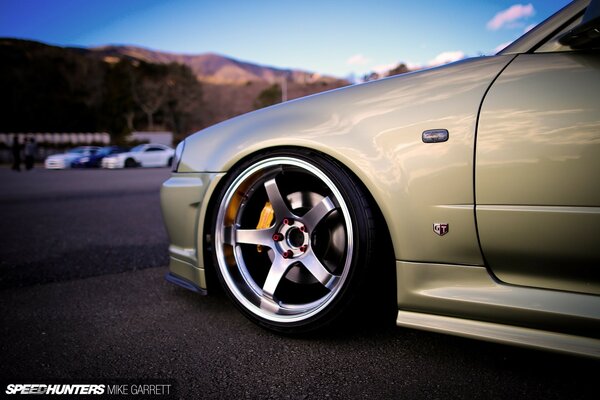 Hermosas Llantas de coche en un coche beige