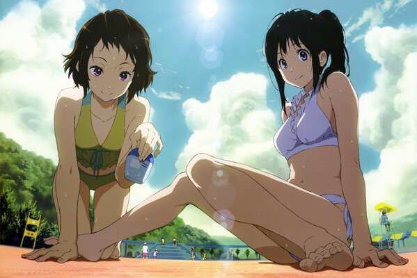 Две девушки на пляже в купальниках