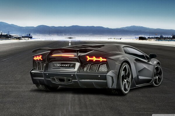 Schwarzer Lamborghini Aventador auf breiter Straße