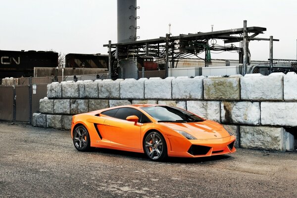 Lamborghini naranja en la antigua fábrica