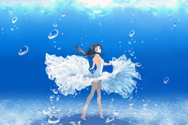 Increíblemente hermosa chica de pelo negro en vestido bajo el agua
