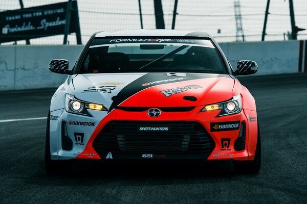 Carreras de coches rojo y gris en la pista