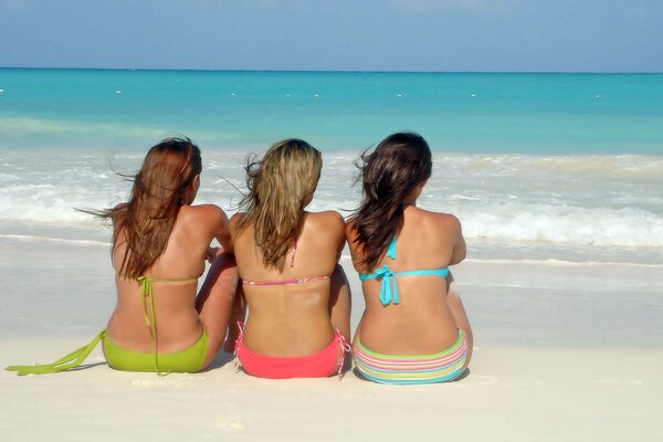 Dziewczyny na plaży na gorącym piasku