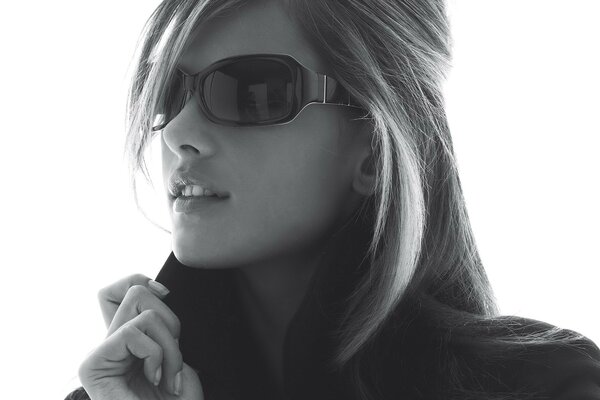 Foto in bianco e nero di una ragazza con gli occhiali