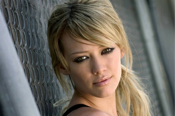 Hilary Duff photoshoot sur fond de treillis