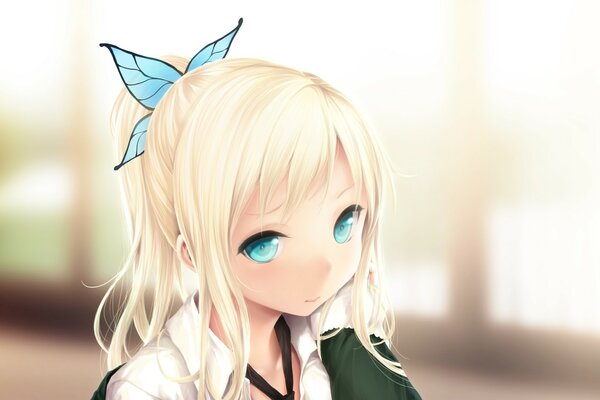 Blonde Kashiwazaki Sena aux yeux bleus