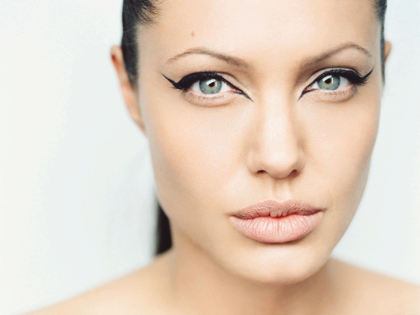 angelina jolie oczy