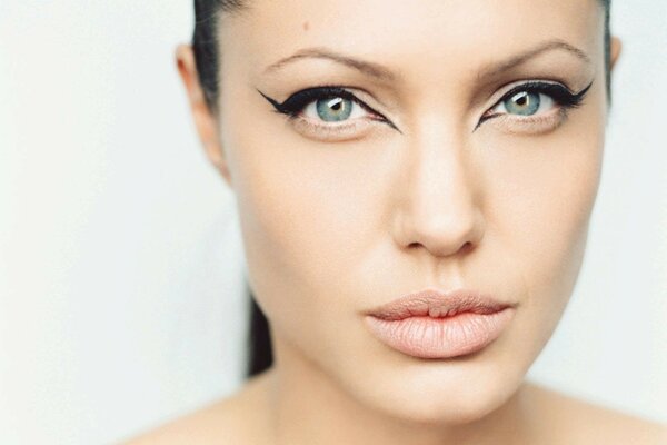 Angelina Jolie z narysowanymi strzałkami na oczach