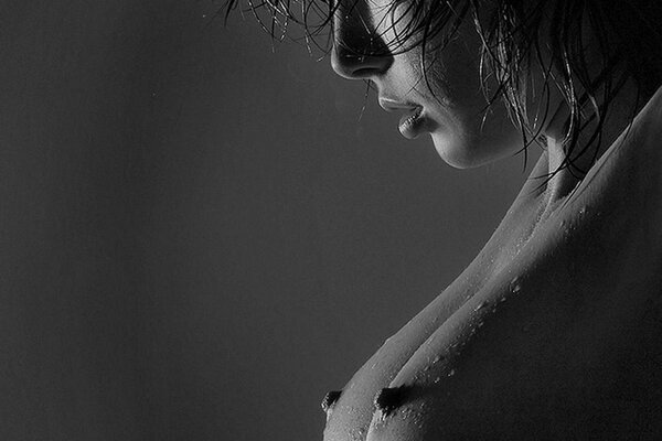 Photo en noir et blanc d une fille aux seins nus