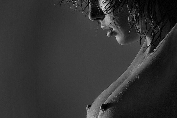 Черно-белая фотография девушки с обнаженной грудью